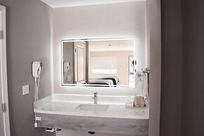 Super 8 by Wyndham Visalia