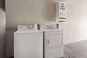 Super 8 by Wyndham Prattville Montgomery