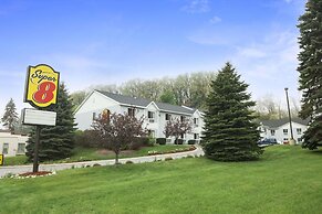 Super 8 by Wyndham Manistee