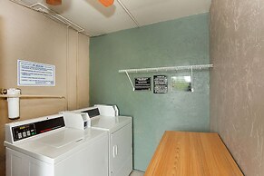 Super 8 by Wyndham Bradenton Sarasota Area