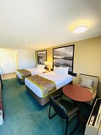 Super 8 by Wyndham 100 Mile House