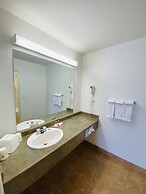 Super 8 by Wyndham 100 Mile House