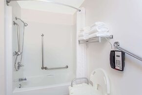 Super 8 by Wyndham Kenora