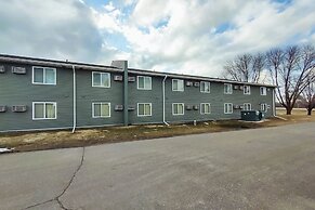 Love Hotels Staples by OYO at HWY 10 MN