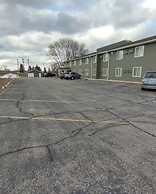 Love Hotels Staples by OYO at HWY 10 MN