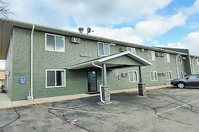 Love Hotels Staples by OYO at HWY 10 MN