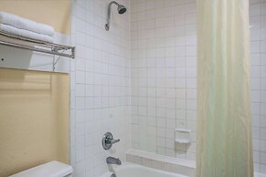 Super 8 by Wyndham San Marcos