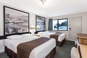 Super 8 by Wyndham Kelowna BC