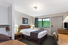 Super 8 by Wyndham Kelowna BC