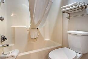 Clarion Pointe Indianapolis Airport