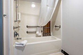 Clarion Pointe Indianapolis Airport