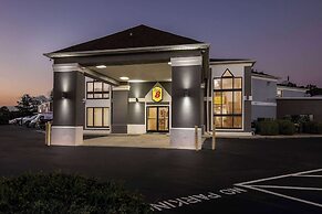 Super 8 by Wyndham Dickson