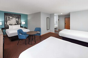 Super 8 by Wyndham McHenry/Fox Lake Area