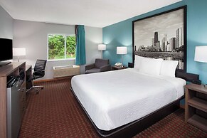 Super 8 by Wyndham McHenry/Fox Lake Area