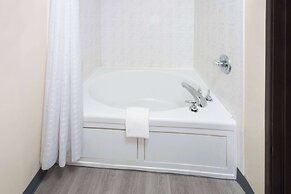 Super 8 by Wyndham McHenry/Fox Lake Area