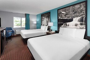 Super 8 by Wyndham McHenry/Fox Lake Area