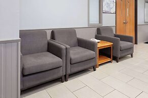 Super 8 by Wyndham McHenry/Fox Lake Area