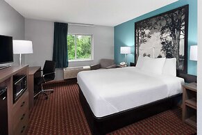 Super 8 by Wyndham McHenry/Fox Lake Area