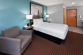 Super 8 by Wyndham McHenry/Fox Lake Area