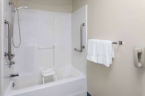 Super 8 by Wyndham McHenry/Fox Lake Area