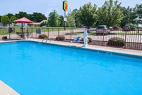 Super 8 by Wyndham Clinton
