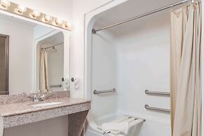 Super 8 by Wyndham Cleveland TX