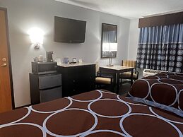 Super 8 by Wyndham Cleveland TX