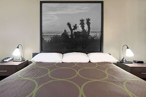 Super 8 by Wyndham Victoria/North/Mall Area
