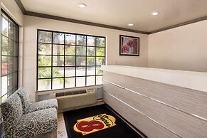 Super 8 by Wyndham Santa Clarita/Valencia