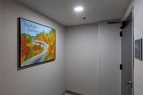 Rodeway Inn & Suites near Outlet Mall - Asheville