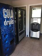 Super 8 by Wyndham Arlington Near AT&T Stadium