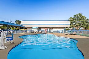 Super 8 by Wyndham Commerce