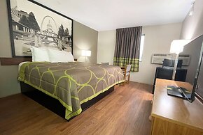 Super 8 by Wyndham Eureka/Six Flags Nearby