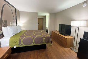 Super 8 by Wyndham Eureka/Six Flags Nearby