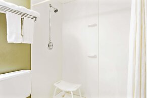 Super 8 by Wyndham Eureka/Six Flags Nearby
