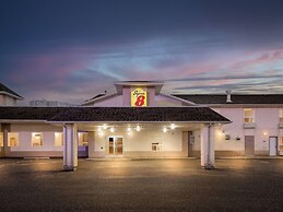 Super 8 by Wyndham Meadow Lake
