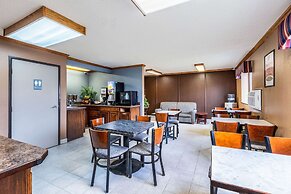 Econo Lodge Inn and Suites