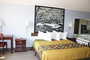 Super 8 by Wyndham Clarksville East