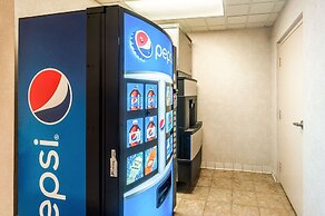 Econo Lodge Inn & Suites