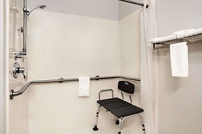 Super 8 by Wyndham Holton