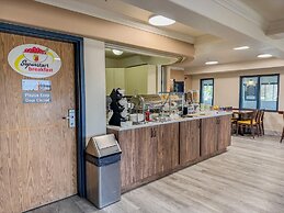 Super 8 by Wyndham High River AB