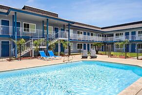 Super 8 by Wyndham Lindsay Olive Tree