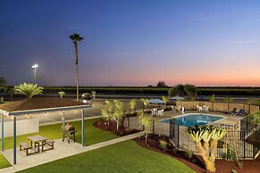 Super 8 by Wyndham Lindsay Olive Tree