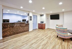 Super 8 by Wyndham Victoria / South / Hwy 59