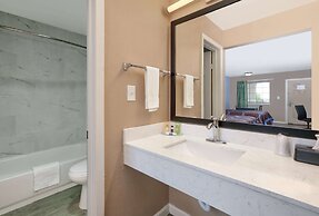 Super 8 by Wyndham Victoria / South / Hwy 59