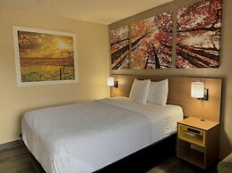 Days Inn & Suites by Wyndham Kaukauna WI