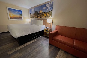 Days Inn & Suites by Wyndham Kaukauna WI