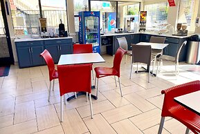 Super 8 by Wyndham Albuquerque Downtown