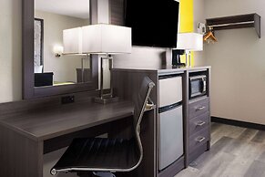 Super 8 by Wyndham Burnham/Lewistown