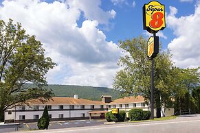 Super 8 by Wyndham Burnham/Lewistown